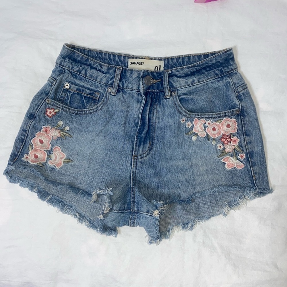 Women’s Garage festival with embroidery flowers‎ light blue jean shorts size 01